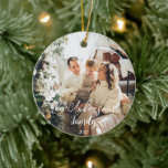 Décoration En Céramique Typographie de cadre simple Famille Photo Noël<br><div class="desc">Une création de votre propre ornement de famille de typographie simple et élégant. un souvenir parfait pour vos voeux de Noël pour garder le moment capturé pour toujours. Cette décoration unique et chic a une élégante typographie exceptionnelle du nom et de l'année de la famille qui sont personnalisables en cliquant...</div>