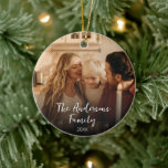 Décoration En Céramique Typographie moderne tendance élégante Photo de fam<br><div class="desc">Une création de votre propre ornement de famille de typographie simple et élégant. un souvenir parfait pour vos voeux de Noël pour garder le moment capturé pour toujours. Cette décoration unique et chic a une élégante typographie exceptionnelle du nom et de l'année de la famille qui sont personnalisables en cliquant...</div>