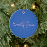 Décoration En Céramique Typographie simple en rose et bleu Personnalisé<br><div class="desc">Ajoutez une touche personnelle à vos décorations de vacances avec cet élégant ornement en céramique avec un design de nom personnalisable en écriture douce et moderne contre un arrière - plan bleu audacieux. Parfait pour créer des souvenirs durables, cet ornement fait un souvenir significatif pour la famille, les amis, ou...</div>