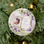 Décoration En Céramique Violet violet Arché Photo unique Baptême Keepsaké<br><div class="desc">Ce design est unique en ce sens qu'il est créé dans les pages d'un livre avec une photo voûtée de votre petit à gauche niché au milieu d'un lit de violettes violettes. Le texte repose sur la page du livre à droite avec une croix de trinité de ton or dans...</div>