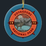 Décoration En Céramique Voyageurs Parc national Moose Retro Compass Emblem<br><div class="desc">Conception d'oeuvres vectorielles Voyageurs. Le parc s'étend sur une vaste superficie et est réputé pour ses forêts,  ses voies d'eau et ses immenses lacs pluviaux,  Kabetogama et Namakan.</div>