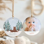Décoration En Céramique Woodland d'hiver Ma première photo de Noël<br><div class="desc">Ce simple premier ornement de Noël présente une magnifique illustration en bois d’ours d’hiver,  avec une place sur le dos pour ajouter le nom de votre bébé,  l’année et une photo. Le gardien parfait pour tous les nouveaux parents cet hiver!</div>