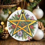 Décoration En Céramique Yule Tree Winter Solstice Verdure Wicca Pentacle<br><div class="desc">Éclairez votre arbre de yule avec ce Yule Tree Winter Solstice Greenery Wicca Pentacle Ornament design. La couleur arrière - plan sur ce ornement est facilement édité dans l'éditeur Zazzle! Prenez un joyeux et béni solstice d'hiver!</div>