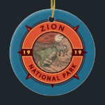 Décoration En Céramique Zion National Park Bighorn Mouton Retro Compas<br><div class="desc">Design d'illustration vectorielle de Sion. Le parc est une réserve naturelle du sud-ouest de l'Utah qui se distingue par les falaises rouges abruptes de Zion Canyon.</div>