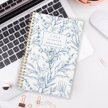 Délicat Bleu Blanc Motif Floral Monogramme 2024<br><div class="desc">Personnalisez ce planificateur avec votre nom en italique bleu encadré d'un rectangle blanc,  sur un délicat motif botanique de fleurs d'art bleu et feuillage sur un arrière - plan blanc.</div>