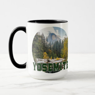 Demi-dôme en automne, avec le texte "Yosemite" Mug