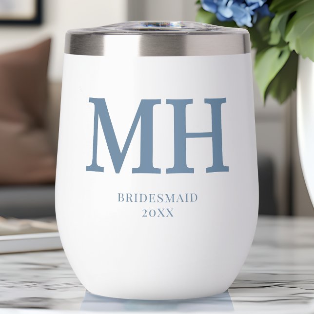 Demoiselle d'honneur en monogramme moderne bleu po (Dusty Blue Modern Monogram Bachelorette Bridesmaid Thermal Wine Tumbler)