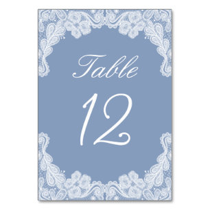Dentelle blanche sur le numéro de table bleu
