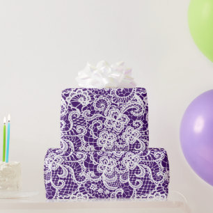 Dentelle blanche sur papier cadeau violet