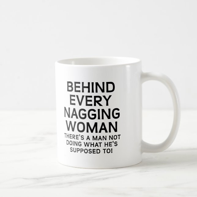 Derrière une femme qui n'arrête pas de râler Mug d (Droite)