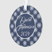 Des flocons de neige gelés sur un ciel bleu de min