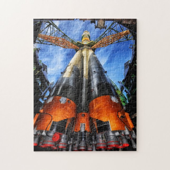 Des Fusées De Soyouz Tournent Vers Le Puzzle Spati (Vertical)