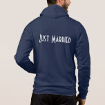 Des hommes viennent de se marier Sweat - shirt à c<br><div class="desc">Ce sweat - shirt à capuche zip doux de Bella est pour le marié de se détendre,  montré dans Navy avec un texte Juste Marié sur le dos. Customisez cet objet ou achetez tel quel.</div>
