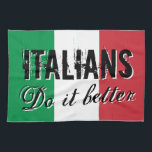 Des Italiens il améliorent la serviette de cuisine<br><div class="desc">Des Italiens il améliorent la serviette de cuisine drôle de citation. Énonciation humoristique avec l'arrière - plan italien de drapeau. Idées mignonnes de cadeau de cuisine pour lui et elle. Drapeau de l'Italie avec le modèle vintage de typographie. Approvisionnements de la cuisine/BBQ pour les hommes et des femmes. Humour de...</div>