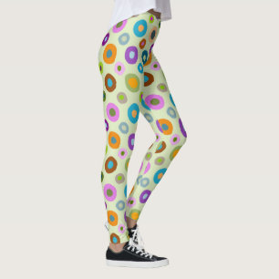 Des leggings amusants partout sur des points color