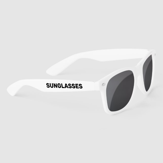 Des lunettes de soleil qui disent lunettes de sole (Droite)