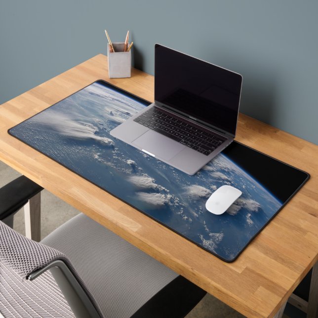 Des Tonneaux De Tonnerre De Terre Sur Le Sud De Bo (Bureau 2)