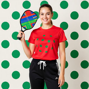 Des trous de pickleball vert sur T-shirt rouge