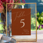 Désert de Whimsical | Numéro de table en terre cui<br><div class="desc">Ce désert fantaisiste | le numéro de table en terre cuite est parfait pour votre simple mariage rustique aux tons beige et terre cuite de l'ouest. La palette de couleurs de saumons neutres est vintage au sud-ouest avec une touche rétro moderne. Le script est une délicate calligraphie minimaliste manuscrite qui...</div>