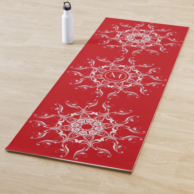 Design baroque rouge Mandala. Tapis de yoga (En situation)