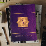 Design moderne 2025 or monogramme nom script éléga<br><div class="desc">Une élégante entreprise de classe ou un planificateur personnel 2025 violet avec étiquette de carré en cuivre or géométrique monogrammed sur un arrière - plan de look cuir. Parfait pour une image d'entreprise design pour un directeur d'entreprise, réalisateur, styliste de mode, décorateur d'intérieur, designer, architecte, directeur de salon de beauté,...</div>