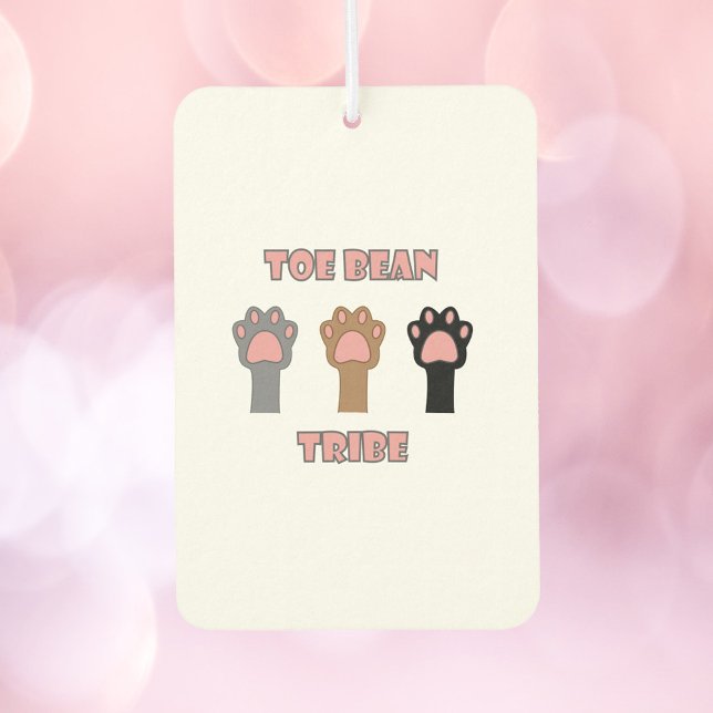 Désodorisant Pour Voiture Conception de trio de pattes de chat avec de migno (An air freshener with three cat paws and the words toe bean tribe in pink letters with gray outline.)