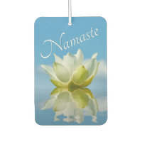 Namaste reflétant la fleur de Lotus blanc sur le b