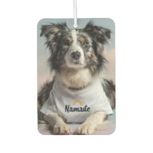 Désodorisant Pour Voiture Petit chien dans un T-shirt "Namaste" sur un Yoga