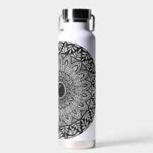 dessin de mandala monochrome sur bouteille d'eau