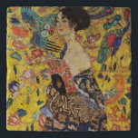 Dessous-de-plat Gustav Klimt Lady With Fan Art Nouveau Painting<br><div class="desc">Dame Gustav Klimt avec peintre Art Nouveau Fan Ce demi-portrait d'une belle femme montre un arrière - plan jaune avec des ornements asiatiques, des oiseaux colorés et des fleurs de lotus. La dame porte une robe dans le style d'un kimono imprimé des motifs d'une robe de dragon chinoise. Belle peinture...</div>