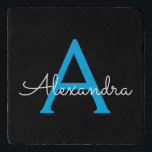 Dessous-de-plat Nom du monogramme de la fille en noir bleu<br><div class="desc">Noir et Bleu Simple Script Monogramme Nom Trivet de Pierre. Cela fait le cadeau parfait de remise de diplômes,  anniversaire,  mariage,  douche nuptiale,  anniversaire,  baby shower ou bachelorette pour quelqu'un qui aime le luxe glam et les styles chic.</div>