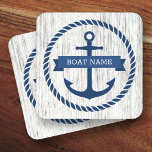 Dessous-de-verre Ancre corde frontière nom du bateau bois flotté ar<br><div class="desc">Dessous de verre avec ancre marine bleu foncé entourée d'une bordure de corde sur un arrière - plan de bois clair gris flottant. De l'autre côté de l'ancre se trouve un ruban bleu avec un champ de modèle pour le nom de votre bateau ou tout autre texte personnalisé.</div>