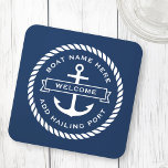 Dessous-de-verre Ancre et corde nom du bateau hailing port accueil<br><div class="desc">Dessous de verre avec une ancre avec bannière ruban à travers elle avec le texte personnalisable "bienvenue". Ajoutez votre nom de bateau ci-dessus et le port de plaisance ci-dessous. Autour de l'ancre et le texte est une bordure de corde ronde. Design blanc sur arrière - plan bleu foncé.</div>