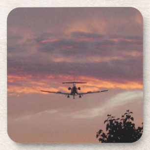 Dessous-de-verre Atterrissage d'un jet commercial au coucher du sol