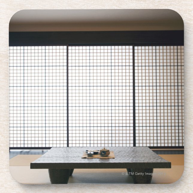 Dessous-de-verre avec la table en bois et le tatami moderne de (Devant)