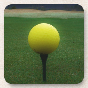 Dessous-de-verre Bal de golf jaune sur un terrain de golf de montag