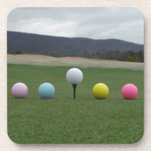 Dessous-de-verre Ballons de golf aux couleurs vives sur une montagn