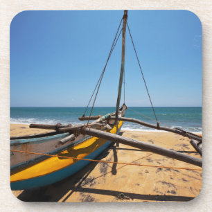 Dessous-de-verre Bateau de pêche amarré sur la plage