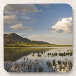 Dessous-de-verre Bear Butte se reflète dans le lac Bear Butte près