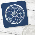 Dessous-de-verre Bienvenue à bord du nom de bateau roue du bateau n<br><div class="desc">Dessous de verre avec un emblème de roue et de corde blanc et élégant avec le texte personnalisé "bienvenue à bord" et nom du bateau sur un arrière - plan bleu foncé.</div>