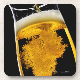 Dessous-de-verre Bière versé dans le verre, tir de studio