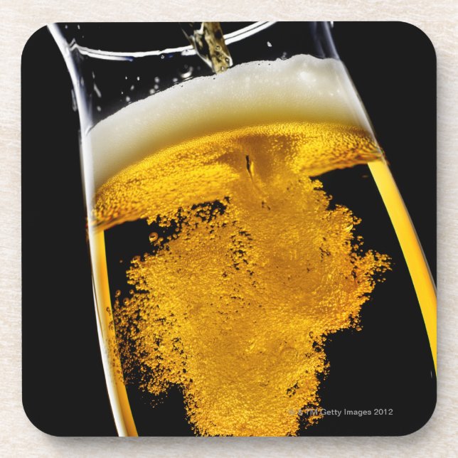 Dessous-de-verre Bière versé dans le verre, tir de studio (Devant)