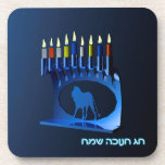 Dessous-de-verre Bleu brillant Chanukkah Menorah<br><div class="desc">Une menorah moderne,  métallique,  bleue de Chanukkah,  avec un lion en silhouette,  contre un arrière - plan sombre et nocturne. Les neuf bougies sont allumées. Le texte hébreu "Chag Chanukkah Sameach" (Hanoukka heureuse) apparaît également en bleu et blanc éclatant.</div>