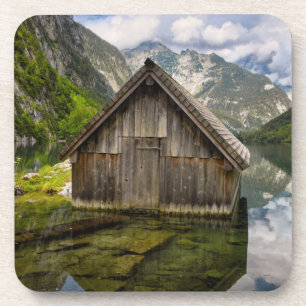 Dessous-de-verre Boathouse dans le lac Obersee dans les Alpes en Al