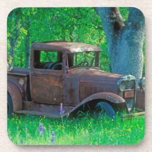 Dessous-de-verre Camion antique rouillé dans un pré