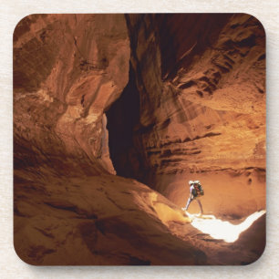 Dessous-de-verre Canyoneur éclairé dans les profondeurs d'un étroit