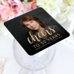 Dessous-de-verre Carré En Papier 50e anniversaire de fête Photo Cheers<br><div class="desc">Ce dessous de verre de papier de 50e anniversaire personnalisé présente la photo, le nom et l'anniversaire de l'invité d'honneur, ainsi que le mot "Cheers" dans un élégant script de calligraphie couleur or. Un écran sombre permet de faire apparaître le texte. Une excellente façon de célébrer quelqu'un qui a cinquante...</div>