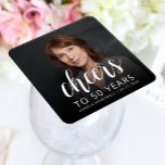 Dessous-de-verre Carré En Papier 50e anniversaire de la fête Photo White Cheers<br><div class="desc">Ce dessous de verre de papier de 50e anniversaire personnalisé présente la photo, le nom et l'anniversaire de l'invité d'honneur, ainsi que le mot "Cheers" dans élégant script de calligraphie blanche. Un écran sombre permet de faire apparaître le texte. Une excellente façon de célébrer quelqu'un qui a cinquante ans !...</div>