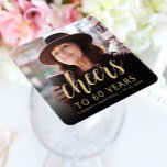 Dessous-de-verre Carré En Papier 60e anniversaire fête de la photo<br><div class="desc">Ce dessous de verre de papier de 60e anniversaire personnalisé présente la photo, le nom et l'anniversaire de l'invité d'honneur, ainsi que le mot "Cheers" dans un élégant script de calligraphie couleur or. Un écran sombre permet de faire apparaître le texte. Une excellente façon de célébrer quelqu'un qui a soixante...</div>