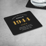 Dessous-de-verre Carré En Papier 80e anniversaire Nom 1944 Black Gold Elegant Chic<br><div class="desc">Premium 80th Birthday Black and Gold Dessous de verre de papier personnalisé - Celebration Elegance. Fêtez un anniversaire marquant dans le style avec nos dessous de verre en papier chic, de qualité supérieure, 80e anniversaire. Décorés avec goût dans des tons noir et or, ces dessous de verre apportent luxe et...</div>